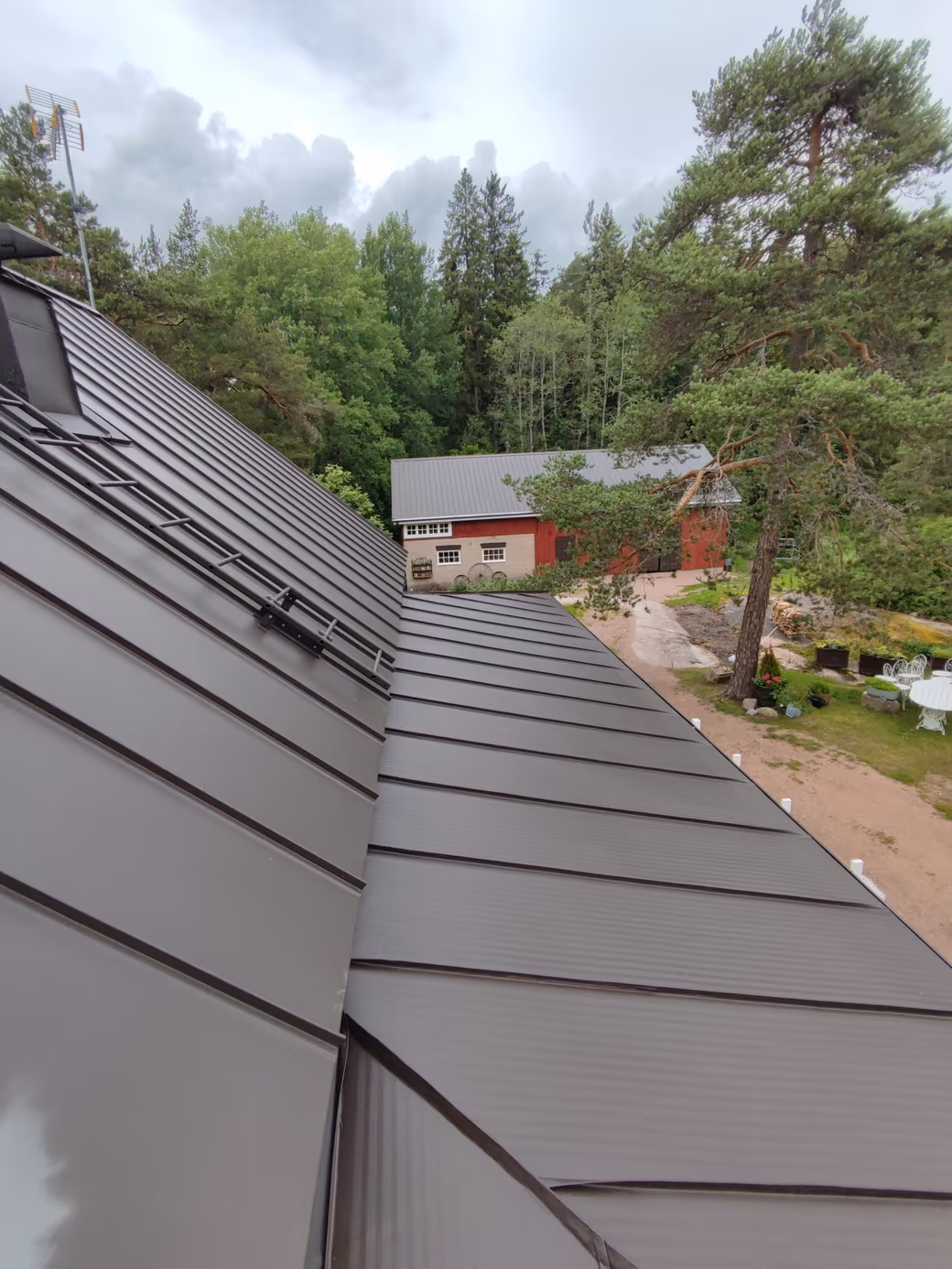 Katto pinnoituksen jälkeen, tasainen ruskeanharmaa pinta