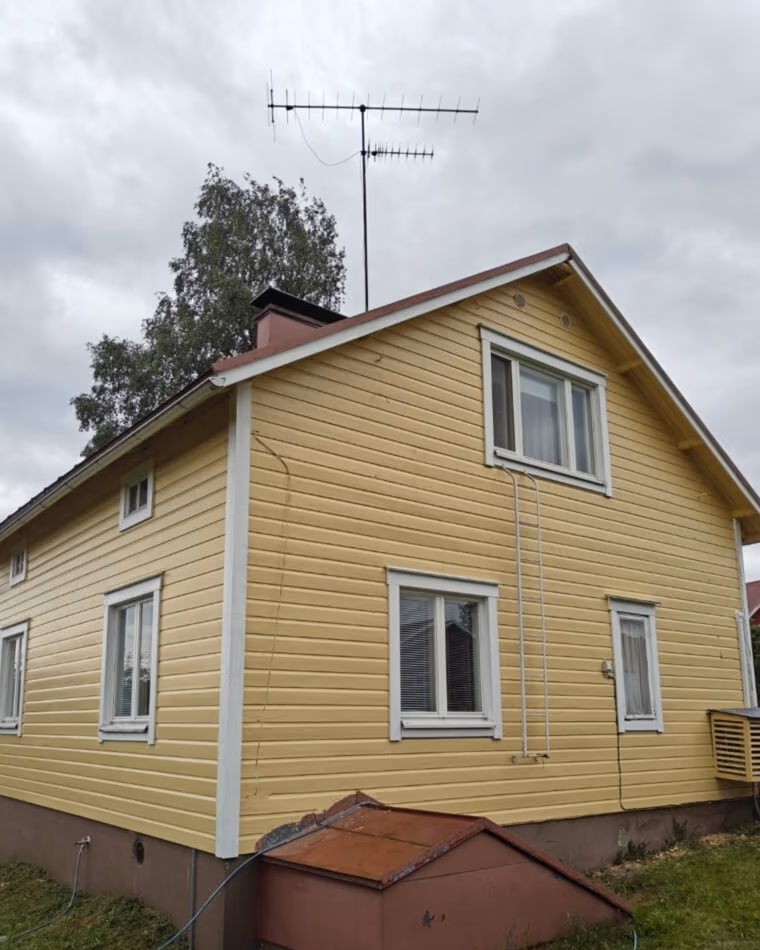 Vastamaalattu vaalea puutalon julkisivu